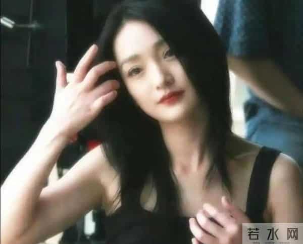 50岁周迅近况曝光，头发花白，瘪嘴模样一脸老态差点认不出