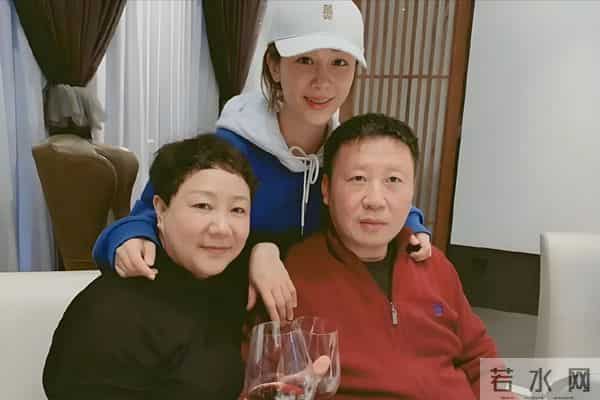 杨紫33岁生日晒全家福,杨爸杨妈气质出众好年轻,一家三口好幸福