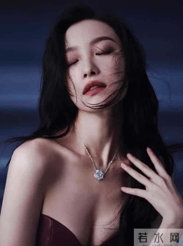 宋茜｜酒红色皮裙风情万种