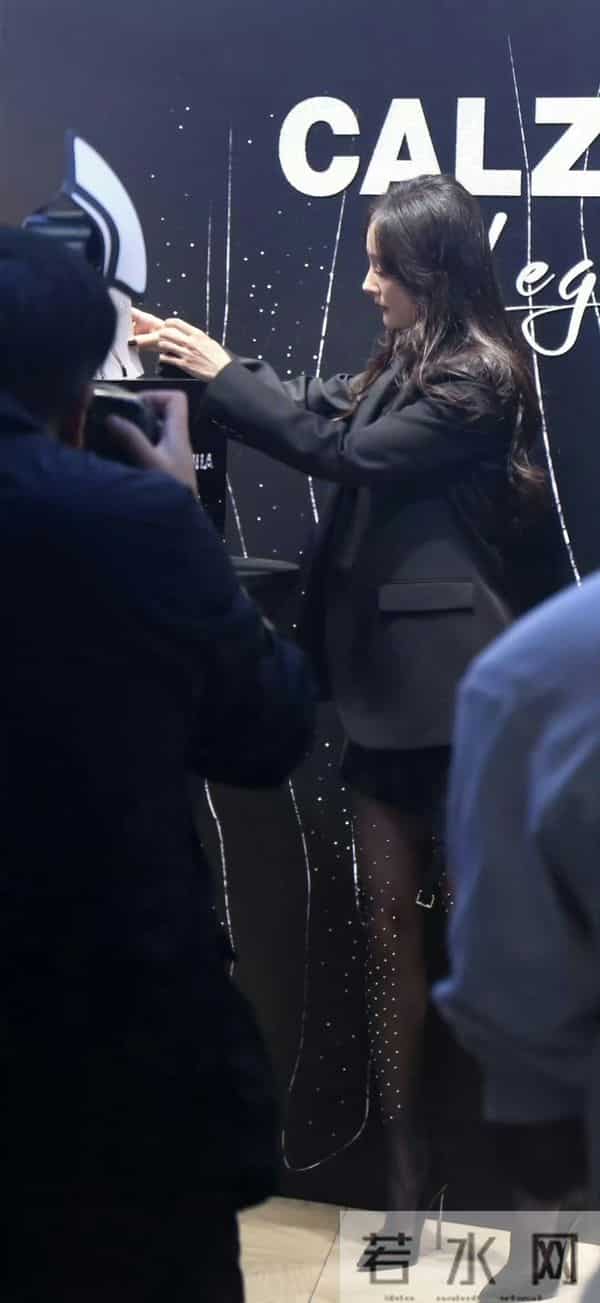 杨幂性感黑色大长腿