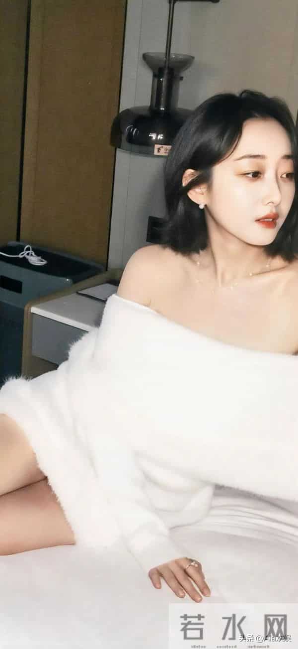 蒋梦婕玉腿香肩写真似少女