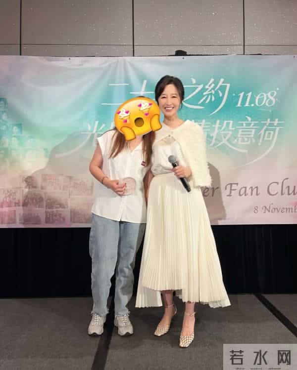 61岁关咏荷罕见露面,赴一场20年之约,状态极佳仍然很漂亮