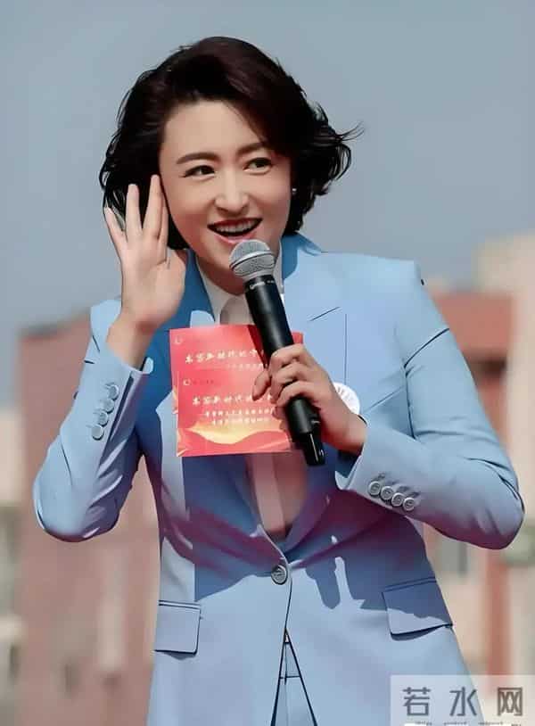 46岁前央视主持人张蕾出游状态超绝，高挑时髦、气色红润显年轻