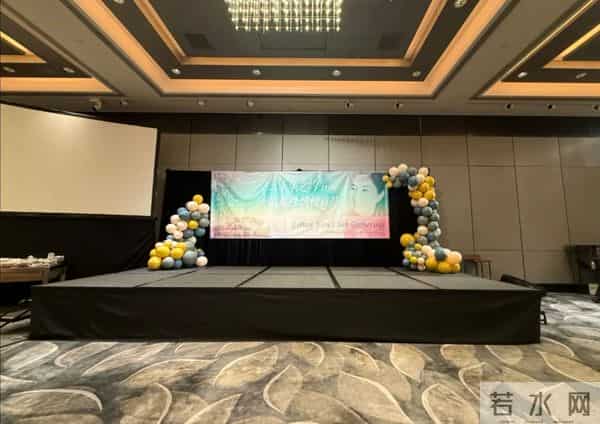 61岁关咏荷罕见露面,赴一场20年之约,状态极佳仍然很漂亮