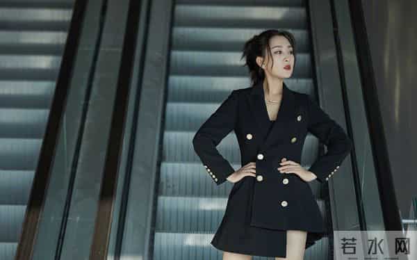 马苏，性感美腿超短裙