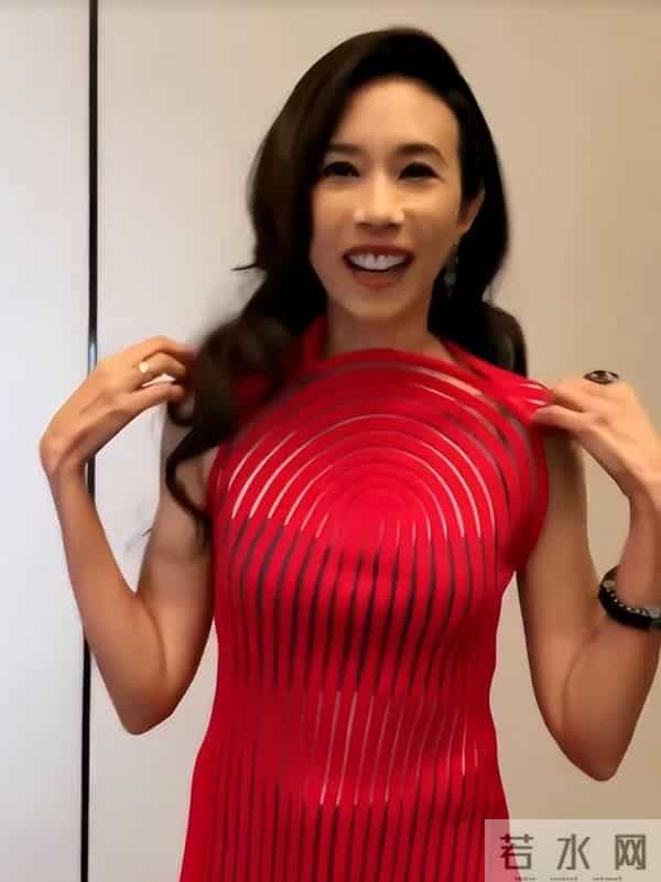 55岁莫文蔚现身香港!生图皮松肉垮自然老去,穿透视装身材干瘪