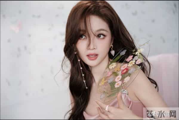 甜美御姐吴宣仪,又甜又酷!