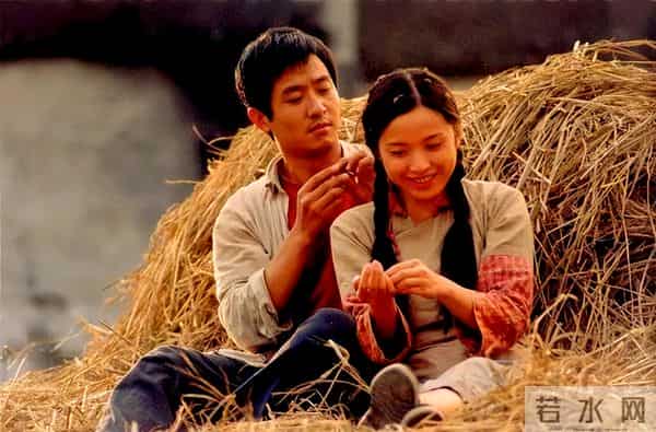 她26岁成双料影后,二婚嫁靳东高龄生下两子,今48岁美得自信从容