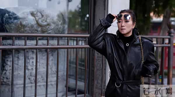 巩俐雨中撑伞漫步北海公园!湖边吃冰糖葫芦好惬意