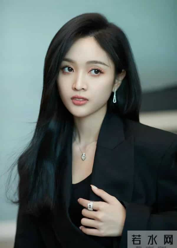 吴宣仪黑西装造型又美又飒