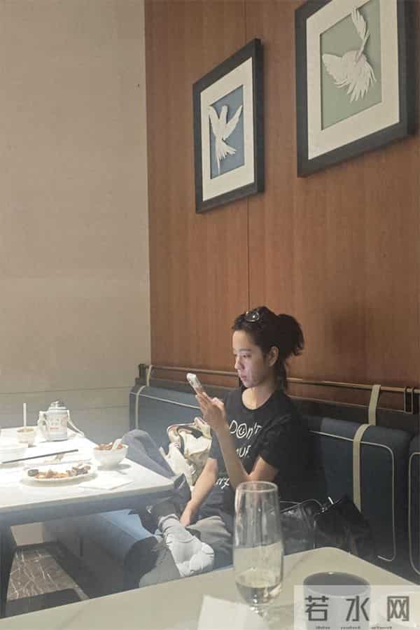 演员庄达菲广州机场被偶遇，吃饭时敷面膜翘着二郎腿状态十分松弛