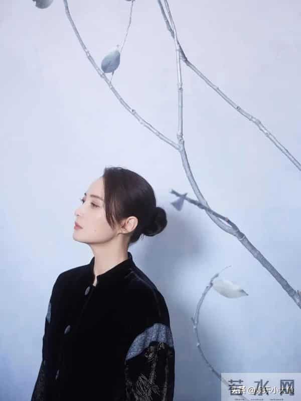 蒋勤勤出席十堰竹山活动,穿黑色印花中式套装发髻低挽,大气漂亮