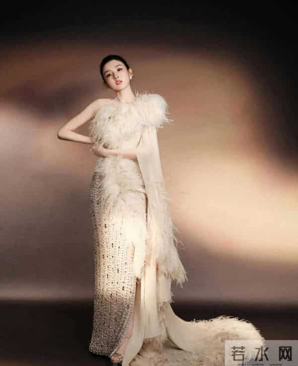 这身毛絮礼服,宋祖儿像是为落入凡间的精灵特意织就