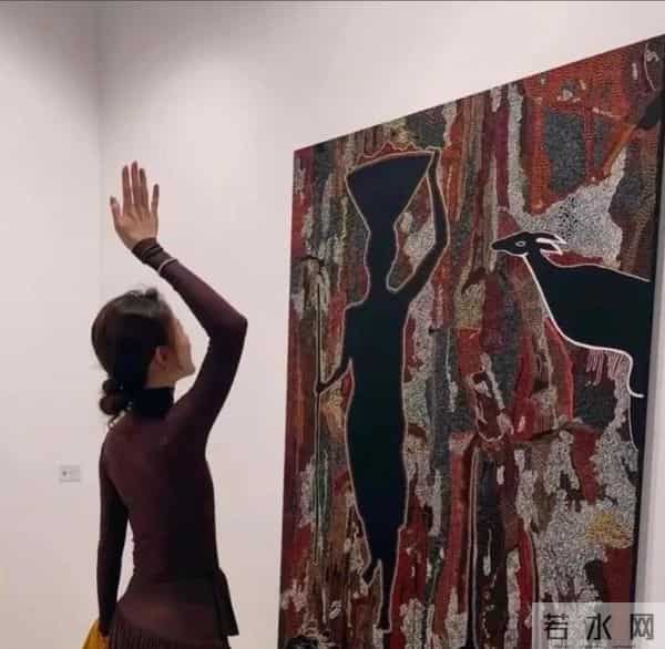 章泽天在英国和一帮富商共进晚餐,紧身衣,身材好