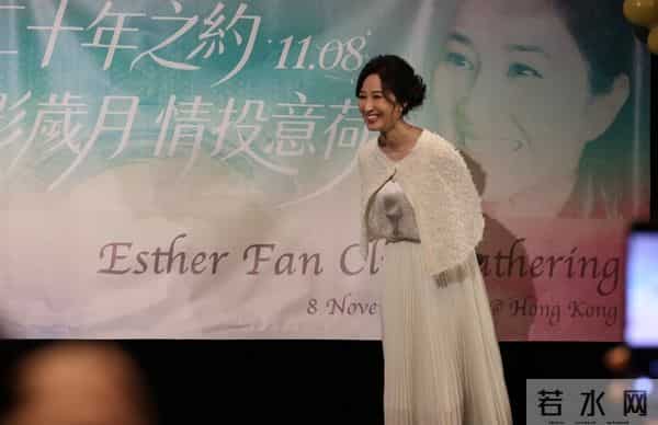 61岁关咏荷罕见露面,赴一场20年之约,状态极佳仍然很漂亮