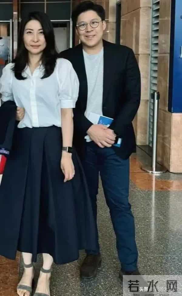 这一夜,露肩装的那英,深V领的朱珠,都输给了全裹出镜的郭晶晶