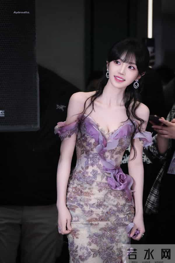 田曦薇“像刚放学的学姐”:白Polo+素颜感妆,美得毫不费力