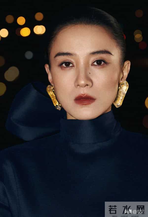 宋佳阿姨身穿黑丝袜,脚踩高跟真有韵味