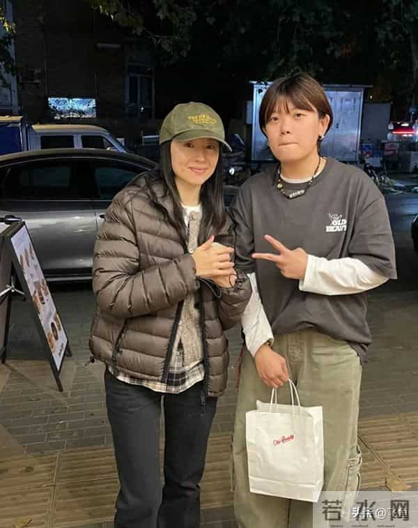 45岁董洁现身辽宁街头 她穿着羽绒服 脸上没有化妆 看起来挺年轻的