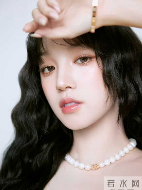 宋雨琦,一袭白裙,是秋日清新的唯美气息