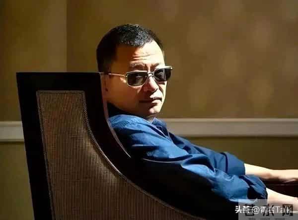 王家卫的“塌房”，文艺教父滤镜碎一地，原来是个“暴君老登”