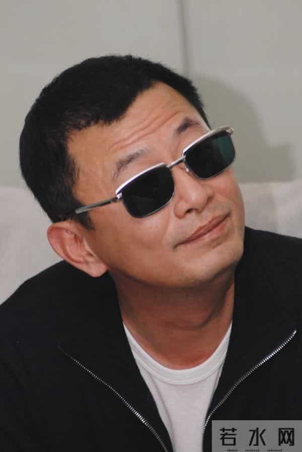 王家卫一个做法让古二翻脸，3年兼任4个职位，3000薪水干30万的活