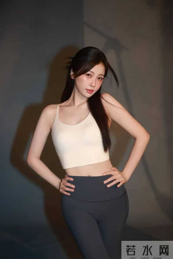 虞书欣身着瑜伽裤,完美展现了其健康活力的风采