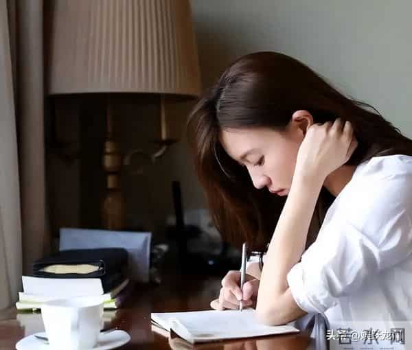 赵宝刚把她“当宝”,孙红雷对她“关爱有加”,48岁她真让人羡慕