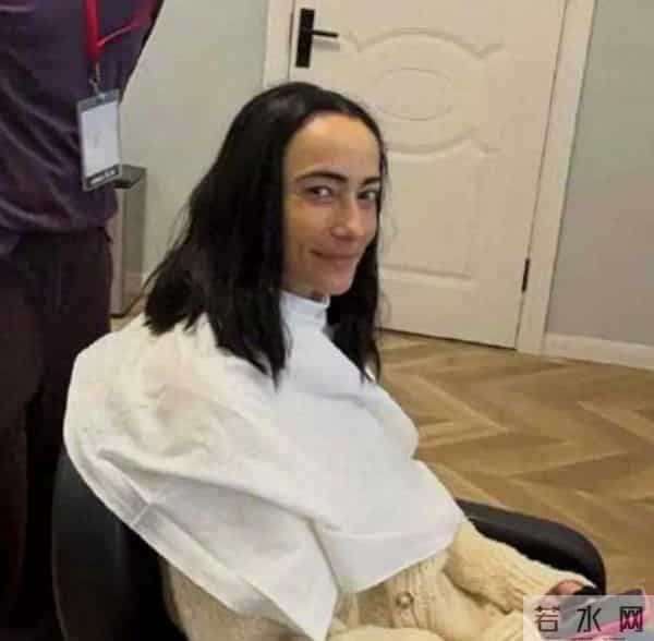 刘晓庆一天吃很多肉，同龄人夸她年轻，摘下假发真容亮出