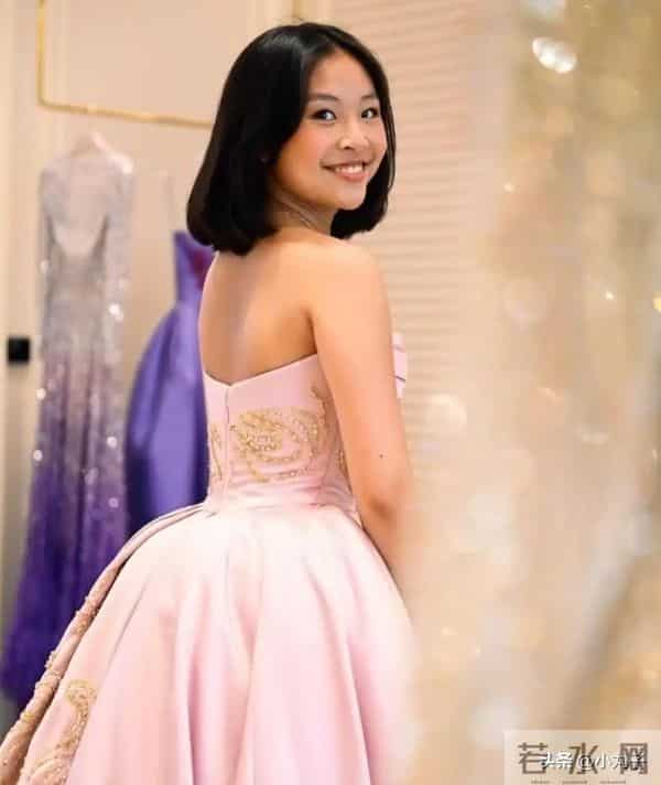 吴君如19岁女儿出席巴黎名媛舞会，比妈妈漂亮，长相神似陈可辛