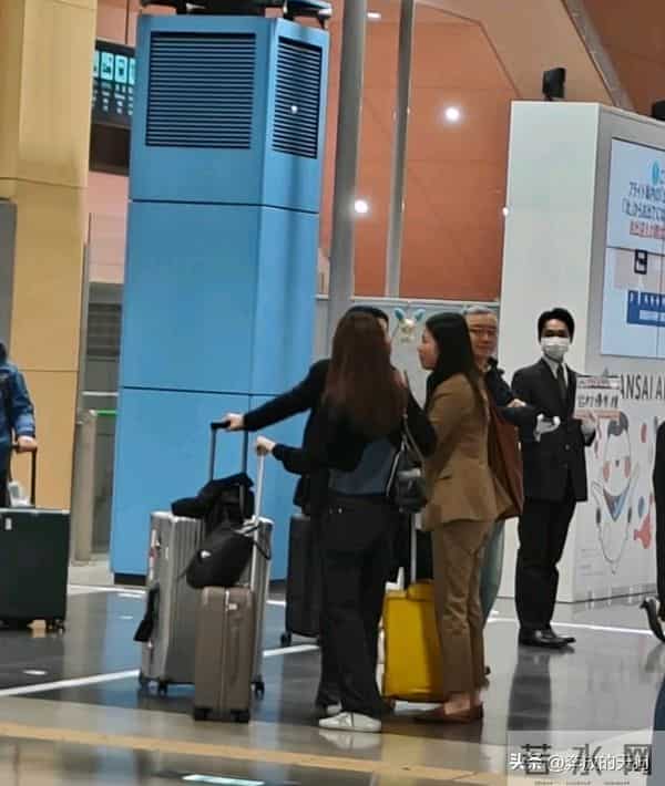 章泽天机场被偶遇,头发拉直,侧脸好美。