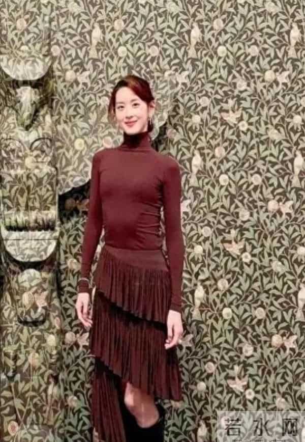 章泽天在英国和一帮富商共进晚餐,紧身衣,身材好