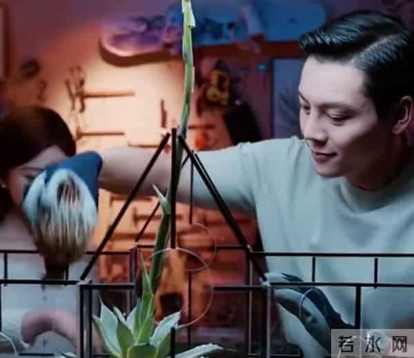 赵露思爆剧红利：穿高定跳热舞，宣布加入新公司，对着粉丝嗷嗷哭