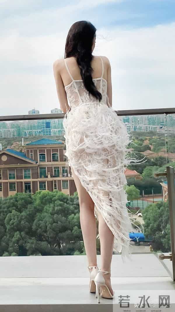 迪丽热巴经典羽毛裙穿搭壁纸，高跟大长腿吸睛。