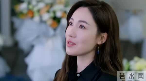 她曾是富家女,破产后选美出道,苦熬多年成主角,爱情事业双得意