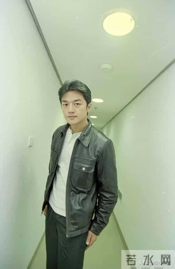 年轻时的李亚鹏，这也太帅了吧，难怪那么人愿意嫁给他
