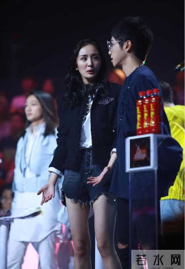 杨幂长腿杀疯了！活动现场全程黑丝白皙美腿，这比例绝了。