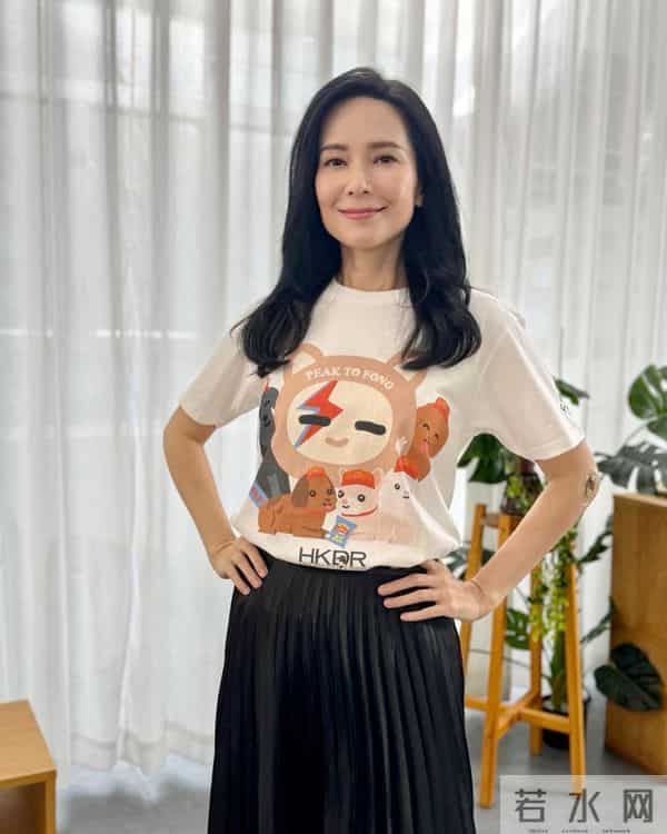 51岁前港姐冠军近照曝光,不少网民指出她的面型变得很古怪