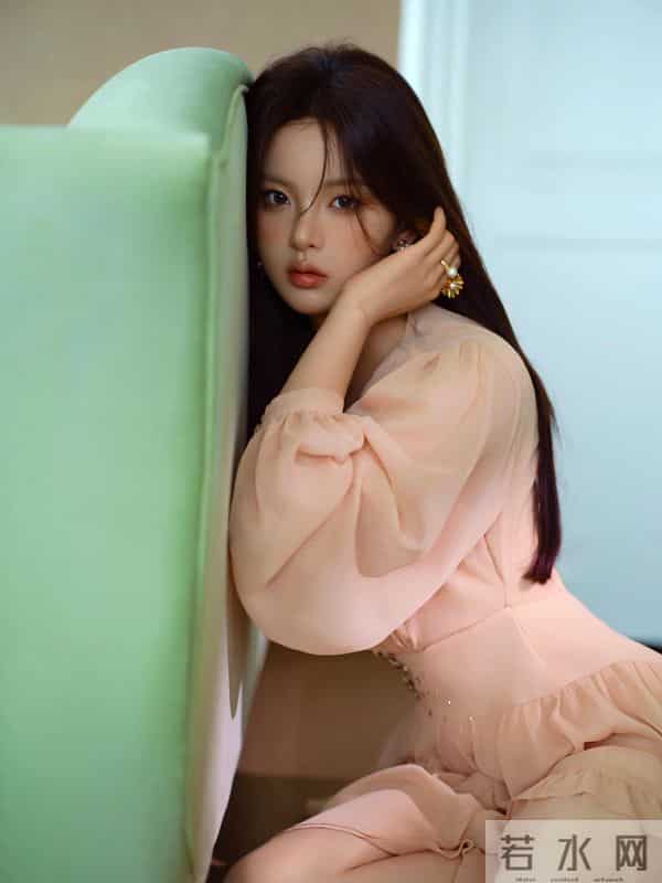 杨超越光脚丫美腿写真好可爱,粉嫩水灵的杨超越