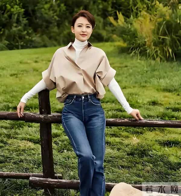 46岁前央视主持人张蕾出游状态超绝，高挑时髦、气色红润显年轻