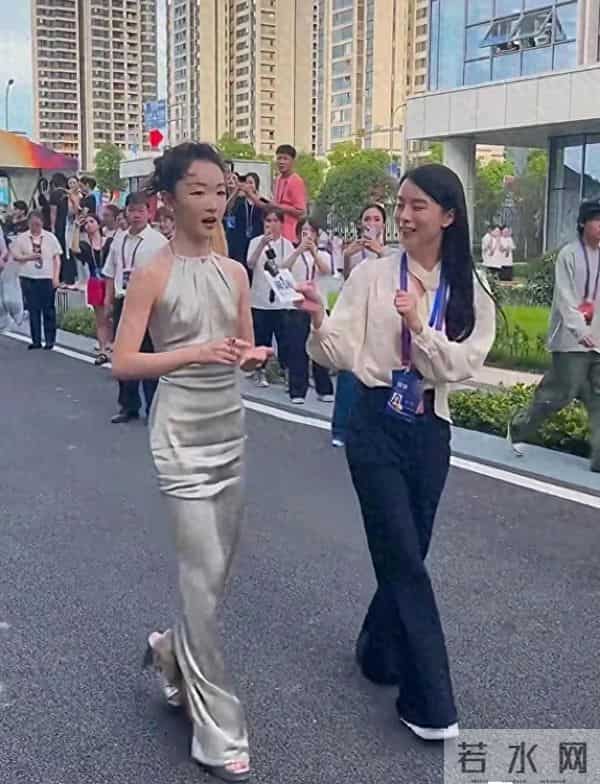 周冬雨出席活动，这身材太差了，选的裙子也好难看，真的一言难尽
