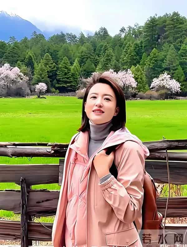 46岁前央视主持人张蕾出游状态超绝，高挑时髦、气色红润显年轻