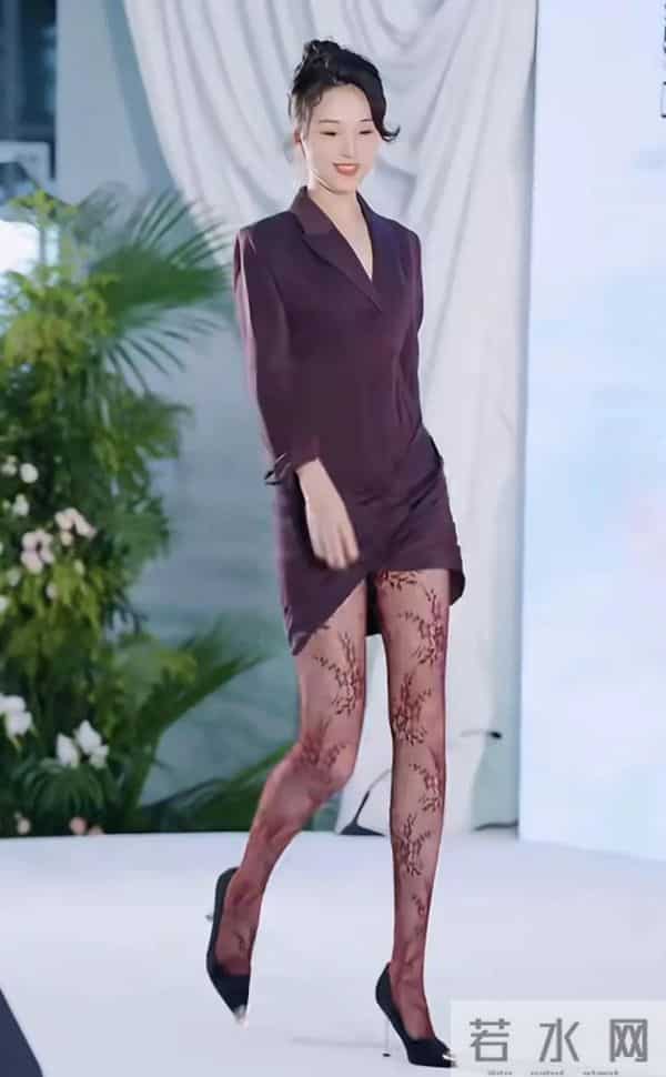 李沅桐亮相国际泉愈博览会 紫包臀裙配红花纹丝袜 韵味十足美腿吸睛