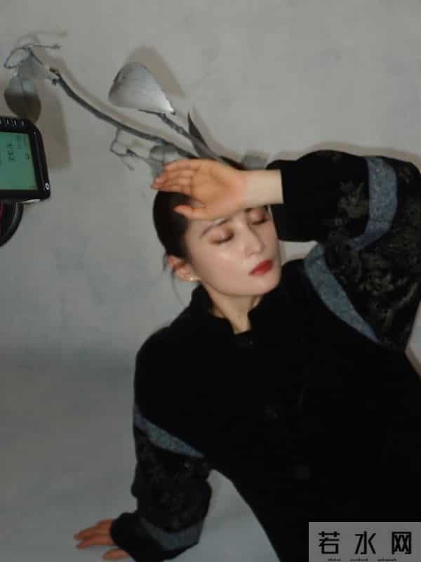 蒋勤勤分享国风写真，黑丝绒刺绣装配低盘发，气质典雅美出新高度