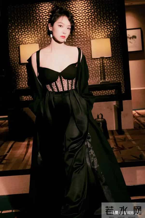 我的天,人间尤物宋茜全黑造型杀疯了!蕾丝胸衣加大衣直接封神