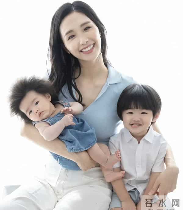 TVB前长腿女神晒近况!四个月大女儿撞脸蒙奇奇,婚后三年抱俩