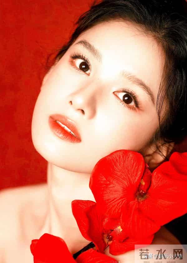 张婧仪今天出席卡地亚高珠展,穿黑色礼服裙佩戴权威祖母绿好美