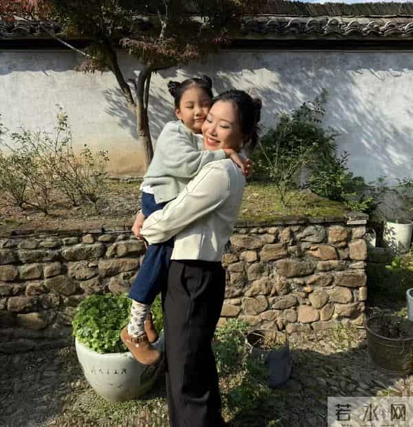 长得不漂亮又如何,33岁的她能唱又能演,和童瑶站一起一点不逊色