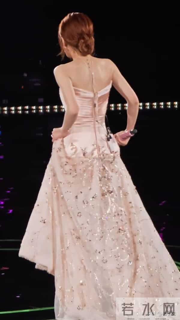 赵露思在音乐会上这身装扮太美了吧,身材好高挑,腰肢纤细 美极了