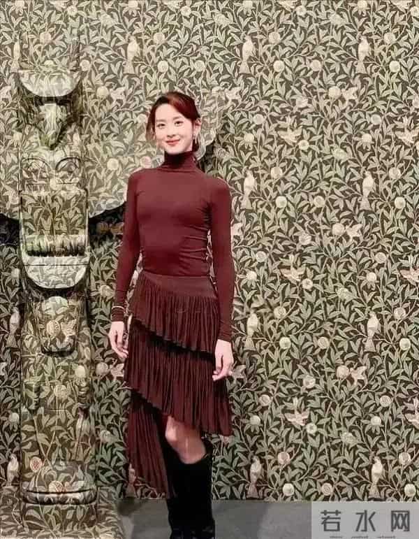 章泽天在英国和一帮富商共进晚餐，她的打扮一言难尽，肋骨外翻。